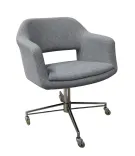 Begagnad fåtölj Largo från Johanson Design. I ljusgrått tyg, på kromat stativ med hjul. Mått: Höjd 77 cm x Bredd 60 cm x Djup 65 cm, Sitthöjd: 47 cm. 