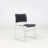 Begagnad konferensstol 40/4 från Howe med formpressad sits och rygg i svart, kromat stålunderrede. Mått: Höjd 75 cm, sitthöjd 44 cm, sittbredd 44 cm. 