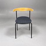 Begagnad konferensstol Hug från Edsbyn med rygg i askträ, klädd sits i grått samt svart stativ. Mått: Bredd 54.5 cm, Djup 48.5 cm, Höjd 74 cm, Sitthöjd 44 cm. 