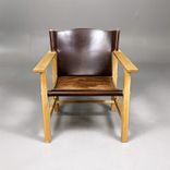 Begagnad fåtölj Ferdinand från Gärsnäs i mörkbrunt läder och ekstomme. Mått: Bredd 64,6 cm, djup 73 cm, höjd 75 cm och sitthöjd 38,5 cm 