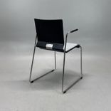 Begagnad konferensstol Chair 69 från Blå Station. Svart stomme med ljusgrå klädsel och ett kromat underrede. Mått: Bredd 50 cm, Djup 57 cm, Höjd 81.5 cm, Sitthöjd 47 cm. 