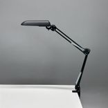 Begagnad skrivbordslampa Verit från Glamox Luxo med klämfäste i svart. Mått: höjd 85 cm.
