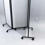 Begagnad golvskärm på hjul ONE Screen Trippel från Lintex. I grått med svart kant. Mått: bredd 228 cm, djup 170.5 cm, höjd 170.5 cm. 