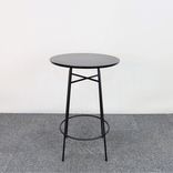 Begagnat runt barbord Snaregade från Menu i svart. Mått: diameter 68 cm, höjd 102 cm. 