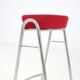 Begagnad röd barstol från Mitab med röd textilsits och kromad ram. Mått: Höjd 80 cm, sittbredd 33 cm och sittdjup 29 cm. 