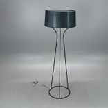 Begagnad golvlampa Aria från Örsjö Belysning med svart skärm och stativ. Mått: Höjd 150 cm, Fotens diameter 40 cm och skärmens diameter 51,5 cm. 