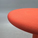 Begagnad barstol Tibu från Magis i orange med klädd tygsits. Mått: Justerbar sitthöjd 60–77 cm och diameter 37 cm.