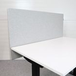 Begagnad bordsskärm från Edsbyn i ljusgrå färg. Mått: Bredd 120 cm, Djup 4 cm, Höjd 65 cm. 