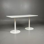Begagnat projektbord från EKV, med rektangulär bordsskiva och två pelarfötter i vitt. Mått bredd 180 cm, djup 80 cm och höjd 92.5 cm. 