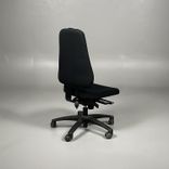 Begagnad kontorsstol modell 6340 från Lanab Group. I svart tyg med justerbart rygg- och sittdjup för optimal komfort. 
