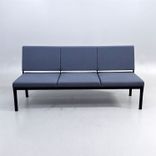 Begagnad soffa Reform från Johanson Design med mörkgrå tygklädsel och svarta ben. Mått: Bredd 180 cm, sitthöjd 46 cm.