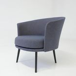 Begagnad fåtölj Dorso från Hay i mörkblått tyg. Mått: Höjd 73 cm, sitthöjd 43 cm, sittbredd 53 cm och sittdjup 52 cm.