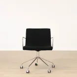 Begagnad stol med hjul Bond från Offecct i svart med kromat stativ. Mått: höjd 79 cm, sitthöjd 46 cm, Rygghöjd: 39 cm, Bredd: 52 cm, Djup: 43 cm. 