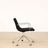 Begagnad stol med hjul Bond från Offecct i svart med kromat stativ. Mått: höjd 79 cm, sitthöjd 46 cm, Rygghöjd: 39 cm, Bredd: 52 cm, Djup: 43 cm. 
