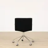 Begagnad stol med hjul Bond från Offecct i svart med kromat stativ. Mått: höjd 79 cm, sitthöjd 46 cm, Rygghöjd: 39 cm, Bredd: 52 cm, Djup: 43 cm. 