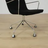 Begagnad stol med hjul Bond från Offecct i svart med kromat stativ. Mått: höjd 79 cm, sitthöjd 46 cm, Rygghöjd: 39 cm, Bredd: 52 cm, Djup: 43 cm. 