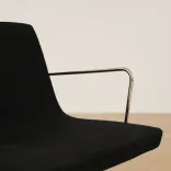 Begagnad stol med hjul Bond från Offecct i svart med kromat stativ. Mått: höjd 79 cm, sitthöjd 46 cm, Rygghöjd: 39 cm, Bredd: 52 cm, Djup: 43 cm. 