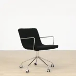Begagnad stol med hjul Bond från Offecct i svart med kromat stativ. Mått: höjd 79 cm, sitthöjd 46 cm, Rygghöjd: 39 cm, Bredd: 52 cm, Djup: 43 cm. 