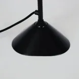 Begagnad bordslampa Lampe Gras N205 från DCW éditions i mässing med svart bas. Mått: Höjd: 65 cm, Lamphuvud: 14 cm i diameter, Fot: Ca 17 cm i diameter. 