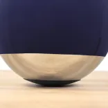 Begagnad balansboll Boullée från Materia i mörkblått med kromad underdel. Mått: diameter 52 cm. 