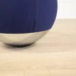 Begagnad balansboll Boullée från Materia i mörkblått med kromad underdel. Mått: diameter 52 cm. 