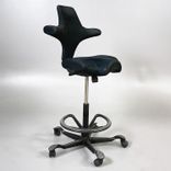 Begagnad kontorsstol Capisco 8106 med sadelsists i svart från HÅG. Mått: Justerbar sitthöjd mellan 47 cm och 65.5 cm. 