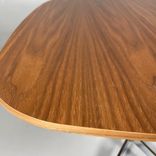 Begagnat soffbord från Lammhults modell Cooper. Bordsskivan av valnöt med stativ i krom. Mått: Bredd 80 cm, djupet 70 cm, höjd 52 cm.