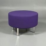Begagnad rund sittpuff från Johanson Design, modell U-sit-O-70 i lila färg. Mått: Diameter på 70 cm och höjd på 42 cm. Klädselns färg är lila med ben i krom.