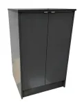 Begagnad miljöförvaring med slagdörrar och 2 hyllor i mörkgrått. Mått: höjd 112 cm, bredd 69 cm och djup 61,5 cm. 
