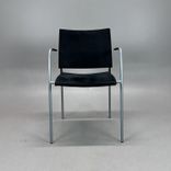 Begagnad konferensstol Spira från Lammhults i svart comforttyg, silverfärgat underrede och armstöd. Mått: Bredd 55 cm, djup 56 cm, höjd 83 cm och sitthöjd 45 cm. 