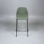 Begagnad barstol från Johanson Design, modell Pelican 08-65. Klädd i grönt tyg med svart underrede. Mått: Bredd 47 cm x Djup 50 cm x höjd 99 cm x Sitthöjd 65 cm. 