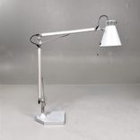 Begagnad skrivbordslampa Lucy från Erco i silverfärg. Mått: Bredd 73 cm, Höjd 67 cm. 
