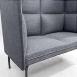 Begagnad soffa med hög rygg Senso från Fora Form i grått med svarta ben. Mått: Bredd 132 cm, Djup 66 cm, Höjd 120 cm, Sitthöjd 46 cm. 