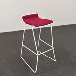 Begagnad barstol från Johanson Design. Modell: Speed BS 80 i rött med vitlackerade medben. Mått: Höjd: 89 cm, Sittbredd: 44 cm, Sittdjup: 52 cm, Sitthöjd: 80 cm 