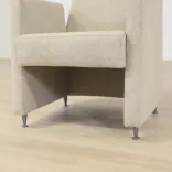 Begagnad fåtölj CD Lobby från Inno i beige tyg. Mått: höjd: 80,5 cm, Sitthöjd: 43,5 cm, Sittbredd: 49 cm, Sittdjup: 50 cm. 