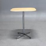Begagnat cafébord Feather Table från Edsbyn med bordsskiva i ask och stativ i krom. Mått: bredd 60 cm, djup 60 cm, höjd 72.5 cm. 