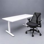 Begagnad sittgrupp med kontorsstol Sayl från Herman Miller och höj- och sänkbart skrivbord i vitt. Mått: Bredd 160 cm, Djup 80 cm, höjd 70–120 cm. 