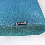 Begagnad fåtölj Innovation C från Blå Station i turkos med stativ i silver. Mått: bredd 70 cm, djup 65 cm, höjd 75 cm, sitthöjd 48 cm. 
