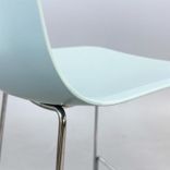 Begagnad barstol Pato från Fredericia i ljusgrönt med kromat underrede. Mått: Bredd 46 cm, djup 50 cm, höjd 109 cm och sitthöjd 77 cm. 