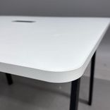 Begagnat projektbord Collaborate från EFG. Med vit skiva med svarta ben och är utrustat med två powerboxar. Mått: Bredd 240 cm, Djup 140 cm, Höjd 90 cm. 