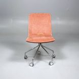 Begagnad stol på hjul Day III från Gärsnäs. I rosa färg och kromat underrede. Mått: Bredd 63 cm, Djup 62 cm, Höjd 83.5 cm, Sitthöjd 45 cm. 