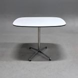 Begagnat cafébord Cooper från Lammhults i vitt med svart kant, ben i krom. Mått: bredd 80 cm, djup 70 cm, höjd 72 cm.