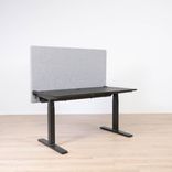 Begagnad bordsskärm Silent Express från Götessons i ljusgrått tyg. Mått: höjd 80 cm, bredd 140 cm och djup 3 cm. 