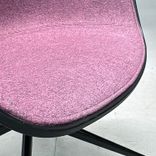 Begagnad stol med hjul AAC24 Front Upholstery från HAY i ljuslila tygklädsel och svart skal samt stativ. Mått: Bredd 59 cm, djup 52 cm, höjd 79 cm och sitthöjd 46 cm. 