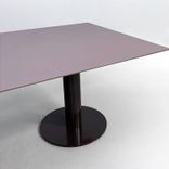 Begagnat konferensbord med brun linoleumskiva och stabila pelarstativ. Mått: bredd 180 cm, djup 100 cm och höjd 72 cm.