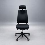 Begagnad kontorsstol Motto från Profim i svart textil, med nackstöd. Justerbar sitthöjd på 43–56 cm. 