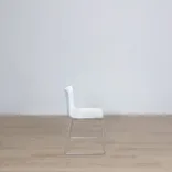 Begagnad matstol Catifa 46 från Arper i vit/blå färg. I vit/blå plast. Mått: höjd 80 cm, sitthöjd 46 cm, bredd 56 cm, djup 50 cm. 