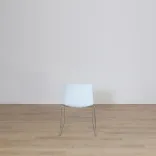 Begagnad matstol Catifa 46 från Arper i vit/blå färg. I vit/blå plast. Mått: höjd 80 cm, sitthöjd 46 cm, bredd 56 cm, djup 50 cm. 