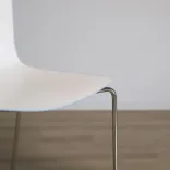 Begagnad matstol Catifa 46 från Arper i vit/blå färg. I vit/blå plast. Mått: höjd 80 cm, sitthöjd 46 cm, bredd 56 cm, djup 50 cm. 