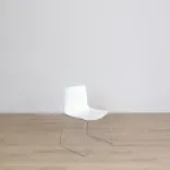 Begagnad matstol Catifa 46 från Arper i vit/blå färg. I vit/blå plast. Mått: höjd 80 cm, sitthöjd 46 cm, bredd 56 cm, djup 50 cm. 